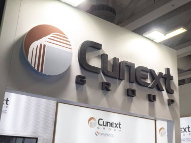 Berlin, Almanya - 19 Haziran 2018: Verimli güç iletimi ve veri malzemeleri üretiminde Endülüslü bir iş grubu lideri olan Sign of Cunext