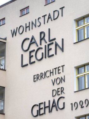 Berlin, Almanya - 5 Haziran 2018: Wohnstadt Carl Legien. Carl Legien yerleşim kasabası Berlin'in Prenzlauer Berg bölgesinde büyük bir konut emlak (Pankow ilçe)