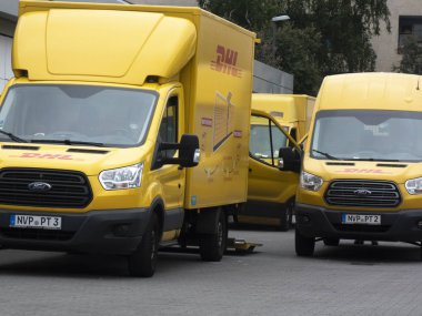 Berlin, Almanya - 5 Haziran 2018: Dhl teslimat minibüsü. Dhl lojistik sektöründe küresel pazar lideridir. Uluslararası parsel, ekspres, hava ve deniz taşımacılığı, karayolu ve demiryolu alanında uzmanlığını taahhüt eder.