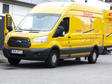 Berlin, Almanya - 5 Haziran 2018: Dhl teslimat minibüsü. Dhl lojistik sektöründe küresel pazar lideridir. Uluslararası parsel, ekspres, hava ve deniz taşımacılığı, karayolu ve demiryolu alanında uzmanlığını taahhüt eder.