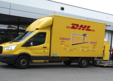 Berlin, Almanya - 5 Haziran 2018: Dhl teslimat minibüsü. Dhl lojistik sektöründe küresel pazar lideridir. Uluslararası parsel, ekspres, hava ve deniz taşımacılığı, karayolu ve demiryolu alanında uzmanlığını taahhüt eder.