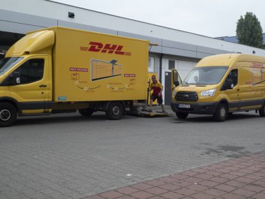 Berlin, Almanya - 5 Haziran 2018: Dhl teslimat minibüsü. Dhl lojistik sektöründe küresel pazar lideridir. Uluslararası parsel, ekspres, hava ve deniz taşımacılığı, karayolu ve demiryolu alanında uzmanlığını taahhüt eder.