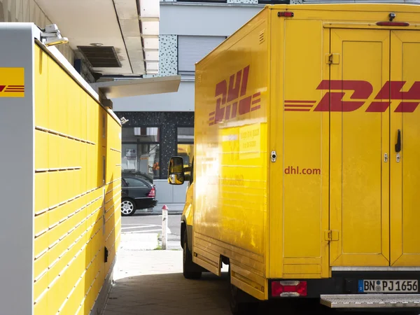 Berlín Alemania Junio 2018 Dhl Delivery Van Dhl Líder Mundial — Foto de Stock