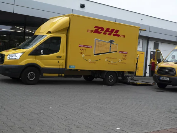 Berlin, Almanya - 5 Haziran 2018: Dhl teslimat minibüsü. Dhl lojistik sektöründe küresel pazar lideridir. Uluslararası parsel, ekspres, hava ve deniz taşımacılığı, karayolu ve demiryolu alanında uzmanlığını taahhüt eder.