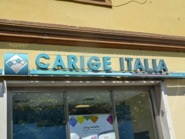 Milano, İtalya - 30 Temmuz 2018: Banca Carige Italia tabelası, tarihsel olarak Cassa di Risparmio di Genova e Imperia (Ca.Ri.Ge.), İtalyan bankası Cenova merkezli
