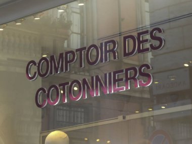 Milano, İtalya - 29 Temmuz 2018: Kadın giyimi sağlayan bir Fransız çağdaş moda markası Comptoir des Cotonniers'in Burcu