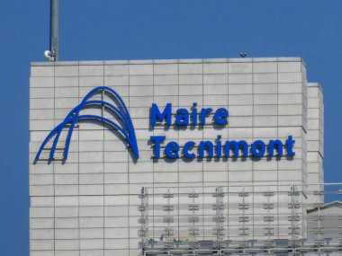 Milano, İtalya - 29 Temmuz 2018: İtalyan mühendislik ve müteahhitlik şirketi Maire Tecnimont'un bir binanın tepesindeki tabelası