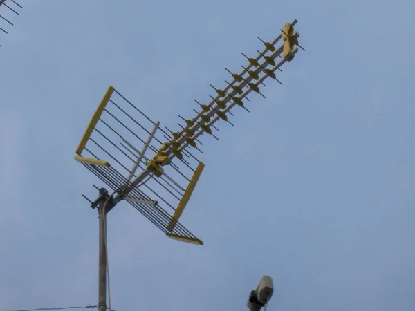 Antennes Sur Toit Contre Ciel Bleu — Photo