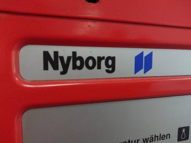 Berlin, Almanya - 25 Haziran 2018: İsveçli Electrolux Laundry Systems firması tarafından üretilen çamaşır kurutma makinesinin üzerindeki Nyborg amblemi (eski adıyla Electrolux-Nyborg)