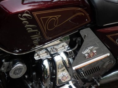 Berlin, Almanya - 27 Mayıs 2018: Honda Gold Wing touring motosiklet Gl1100, detay. 1974'te Köln Motosiklet Fuarı'nda tanıtılan Gold Wings, Kuzey Amerika'da popüler bir model oldu.
