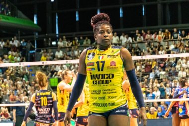 Berlin, Almanya - 21 Mayıs 2019: İtalyan bayan voleybol kulübü Imoco Volley Conegliano 'nun bir parçası olan voleybol oyuncusu Miriam Fatime Sylla, CEV Şampiyonlar Ligi Voleybol Ligi 2019 Süper Finali sırasında