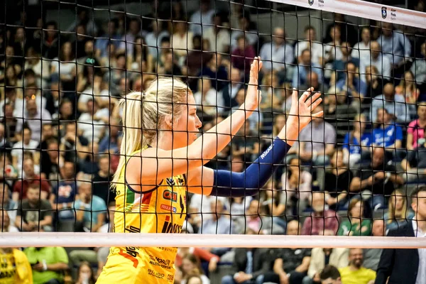 德国柏林 2019年5月21日 意大利女子排球队Imoco Volley Conegliano Imoco Volley Conegliano 的美国排球运动员Karsta Lowe在2019年欧洲冠军联赛超级决赛中的比赛 — 图库照片