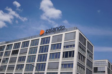Berlin, Almanya - 17 Temmuz 2018: Avrupa elektronik ticaret Zalando şirket tabelası bir gökdelenin tepesinde