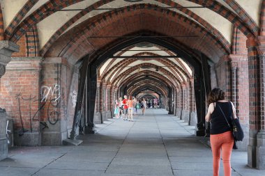 Berlin, Almanya - 17 Temmuz 2018: Oberbaum Köprüsü Çarşısı (Alman Oberbaumbrcke), Friedrichshain ve Kreuzberg'i birbirine bağlayan Berlin Nehri Çılgınlığı'nı geçen çift katlı köprü