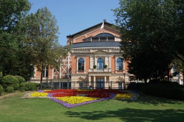 Bayreuth, Almanya - 4 Ağustos 2018: Bayreuth Festspielhaus veya Bayreuth Festival Tiyatrosu, Bayreuth'taki Green Hill'deki Richard Wagner Festival Hall opera binası