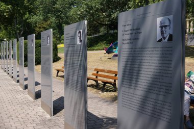 Bayreuth, Almanya - 4 Ağustos 2018: Bayreuth Festivali'nin uzun zamandır geçmişte katılmış Yahudi müzisyenlerin kısa biyografilerini sergilediği 