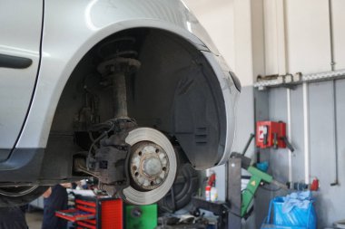 Bayreuth, Almanya - 6 Ağustos 2018: Bir oto tamirhanesinde araba tekerleği ve lastiği nin değiştirilmesi