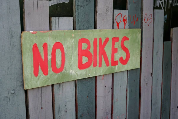 Kırmızı Vernikle Yazılmış Bisiklet Işareti Yok — Stok fotoğraf