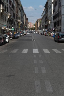Roma, İtalya - 10 Ağustos 2018: Via Cavour, Castro Pretorio ve Monti rioni'deki, Roma'nın tarihi merkezinde ki sokak, Adını Camillo Cavour'un adıyla anıyor