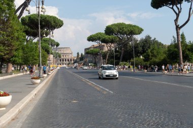 Via dei Fori Imperiali, İtalya'nın Roma şehrinin merkezinde, Piazza Venezia'dan Kolezyum'a giden yol