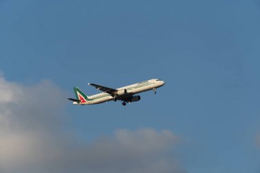 Alitalia'dan uçak, İtalya bayrak taşıyıcısı, bulutlu gökyüzünde uçuyor