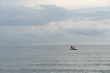 Denizde bir kurtarma kürek katamaran iki tanınmaz cankurtaran