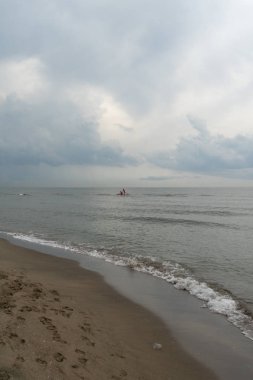 Denizde bir kurtarma kürek katamaran iki tanınmaz cankurtaran