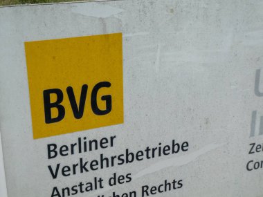 Berlin, Almanya - 12 Mayıs 2018: Berlin'in ana toplu taşıma şirketi Alman Bvg'nin logosu