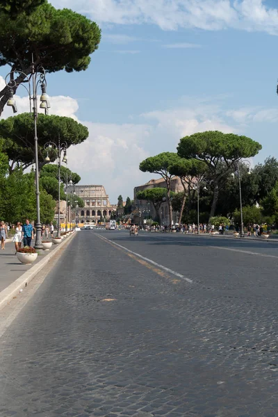 イタリア ローマ市の中心部にある道路 フォリ インペリペリ通り ヴェネツィア広場からコロッセオへ — ストック写真