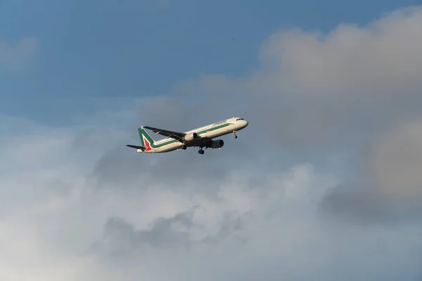 イタリアのフラッグキャリア アリタリア イタリアからの飛行機 曇り空を飛ぶ — ストック写真