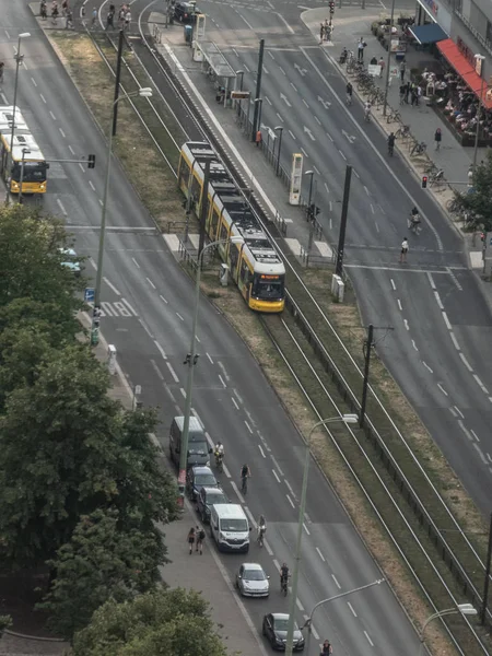 Berlino Germania Maggio 2018 Veduta Aerea Tram Giallo Che Attraversa — Foto Stock