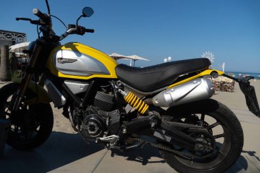 Roma, İtalya - 12 Ağustos 2018: İtalyan Ducati tarafından üretilen L-twin motorlu standart veya roadster motosiklet