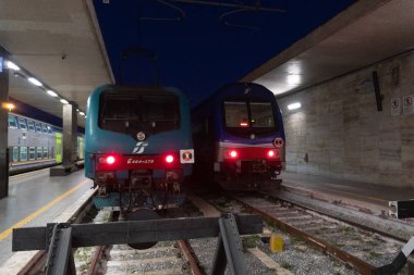 Roma, İtalya - 12 Ağustos 2018: Trenitalia treni istasyon raylarında bekliyor. İtalya'da birincil tren operatörü, Trenitalia Ferrovie dello Stato Italiane, kendisi İtalyan Hükümeti aittir
