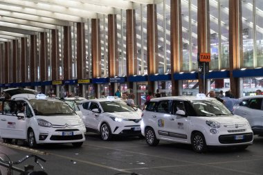 Roma, İtalya - 12 Ağustos 2018: Geceleri Roma Termini tren istasyonunun dışında taksi ler