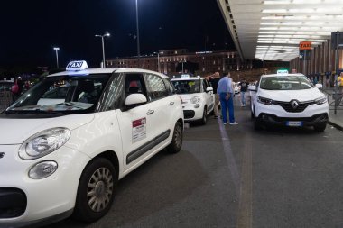 Roma, İtalya - 12 Ağustos 2018: Geceleri Roma Termini tren istasyonunun dışında taksi ler
