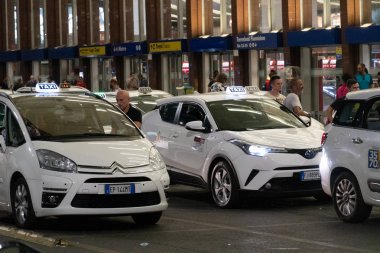 Roma, İtalya - 12 Ağustos 2018: Geceleri Roma Termini tren istasyonunun dışında taksi ler