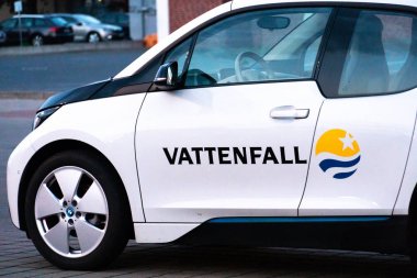 Berlin, Almanya - 17 Ağustos 2018: Vattenfall elektrikli araç. Vattenfall Avrupa'nın en büyük elektrik tedarikçilerinden biridir ve İsveç'in tamamı İsveç hükümetine ait bir elektrik şirketidir.