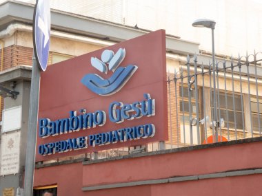 Roma, İtalya - 13 Ağustos 2018: Ospedale Pediatrico Bambino Ges (Bebek İsa Pediatri Kliniği), bir çocuk hastanesinin dış cephesi