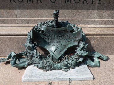 Roma, İtalya - 13 Ağustos 2018: Janiculum tepesinde Giuseppe Garibaldi'ye ithaf edilen anıtın detayı: Ettore Ferrari'nin Garibaldi'nin İtalyan masonluğunun ilk ustası olduğunu hatırlayan tacı