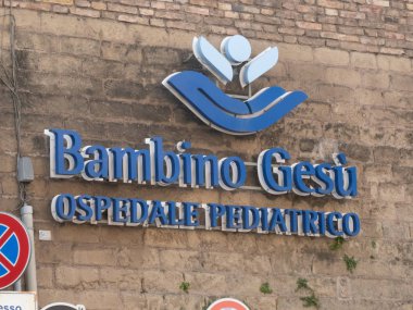 Roma, İtalya - 13 Ağustos 2018: Ospedale Pediatrico Bambino Ges (Bebek İsa Pediatri Kliniği), bir çocuk hastanesinin dış cephesi