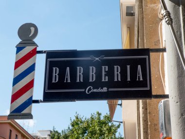 Roma, İtalya - 13 Ağustos 2018: Barberia Condelli, İtalyan berber dükkanı tabelası