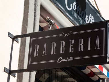 Roma, İtalya - 13 Ağustos 2018: Barberia Condelli, İtalyan berber dükkanı tabelası