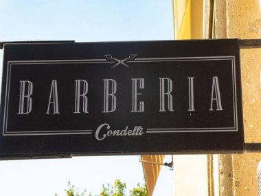 Roma, İtalya - 13 Ağustos 2018: Barberia Condelli, İtalyan berber dükkanı tabelası