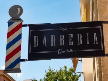 Roma, İtalya - 13 Ağustos 2018: Barberia Condelli, İtalyan berber dükkanı tabelası