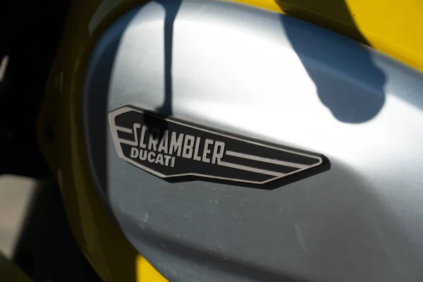 Ducati Scrambler Twin Tvåmotoriga Standard Eller Roadster Motorcykel Som Gjorts — Stockfoto
