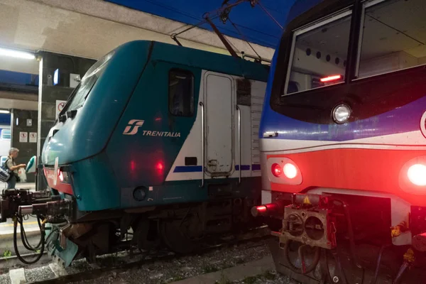 Włoskie Pociągi Trenitalia Torach Stacji — Zdjęcie stockowe
