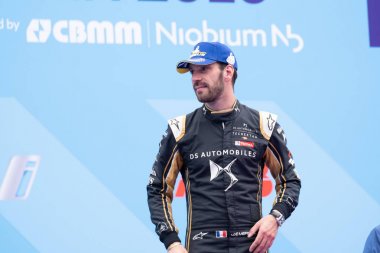 Berlin, Almanya - 25 Mayıs 2019: Fransız profesyonel yarış pilotu Jean-ric Vergne, E-Prix Abb Fia Formula E yarış otomobili Şampiyonası Ödül Töreni'nde podyumda üçüncü