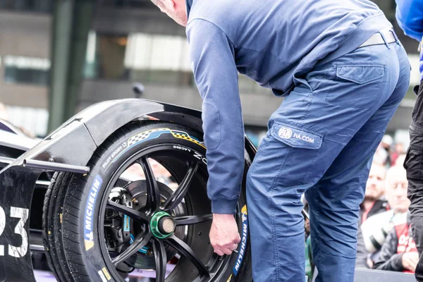 Berlin Germany May 2019 Fia Mechanic Checking Michelin Tires Racecar — Stock Photo, Image