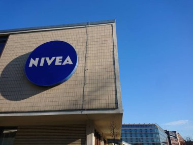 Berlin, Almanya - 24 Şubat 2019: Nivea tabelası. Nivea, Alman Şirketi Beiersdorf'a ait küresel bir cilt ve vücut bakım markasıdır.