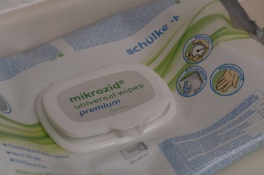 Berlin, Almanya - 28 Mayıs 2019: Mikrozid mendiller, non-invaziv tıbbi ve diş ürünleri için alkol bazlı hızlı dezenfektan